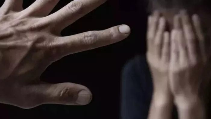 पुलिस ने आरोपित के विरुद्ध पोक्सो एक्ट के तहत मामला दर्ज कर गिरफ्तार कर लिया है