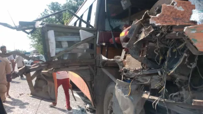 Jammu Accident News: जम्मू में बड़ा हादसा, 20 यात्री घायल।