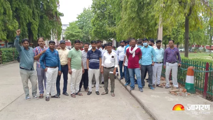 प्रयागराज के SRN अस्पताल में वार्ड बॉय व संविदा नर्स का 4 महीने से नहींं मिला वेतन