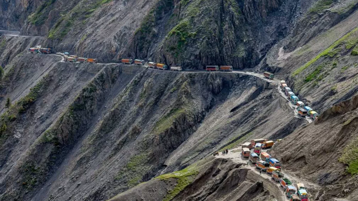 Rajouri News: मुगल रोड पर जाम के चलते लगी वाहनों की लंबी कतार, एसपी ट्रैफिक ने बताई ये बड़ी वजह