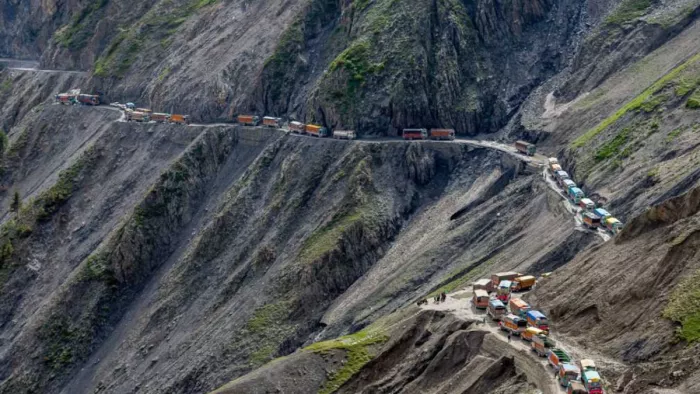 मुगल रोड पर जाम के चलते लगी वाहनों की लंबी कतार।