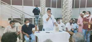 फ्लाई ओवर को लेकर बुलाई गई साधारण सभा में जमकर हंगामा