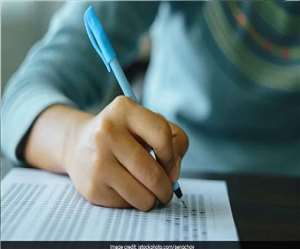 शिक्षिकाएं गांव के निश्चित स्थान पर कक्षाएं लगवाती हैं।