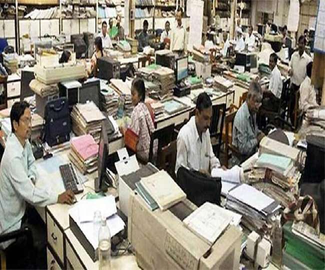 मध्य प्रदेश की शिवराज सरकार कर्मचारियों को शासकीय सेवा
