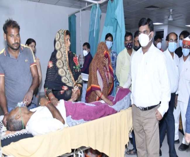 उत्तर प्रदेश आयुर्विज्ञान विश्वविद्यालय के ट्रामा सेंटर में बस दुर्घटना में घायल को देखते कुलपति प्रो. रमाकांत यादव।