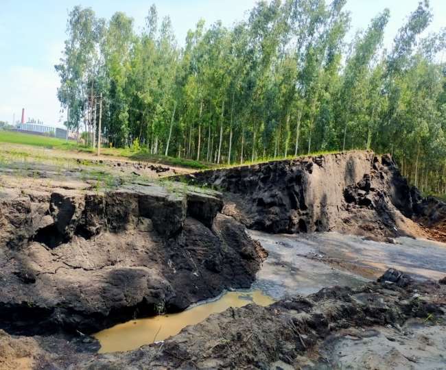 हरियाणा के करनाल में इस तरह उठी खेत की जमीन।