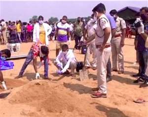 भुवनेश्वर कुखाई नदी के किनारे बालू के नीचे गाड़े गए शव को मजिस्ट्रेट की उपस्थिति में उद्धार करती पुलिस टीम