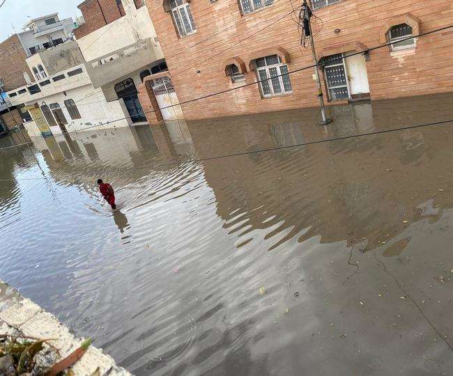 बठिंडा में वीरवार सुबह हुई बारिश के बाद भरा पानी। (जागरण)