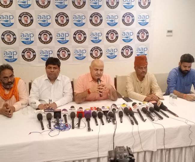 दिल्ली रोड स्थित एक होटल में पत्रकार वार्ता के दौरान आप नेता मनीष सिसोदिया व अन्य।