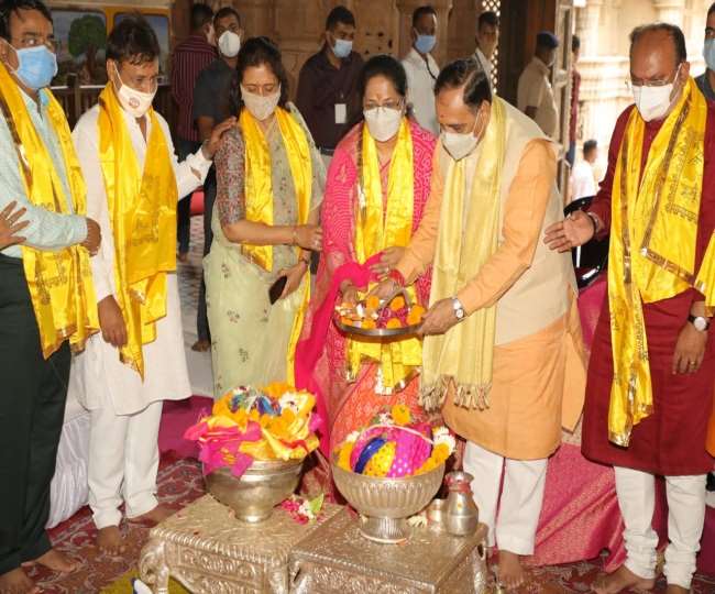 विजय रूपाणी ने द्वारकाधीश मंदिर में पूजा-अर्चना कर गुजरात को कोरोना मुक्त करने की प्रार्थना की। फाइल फोटो