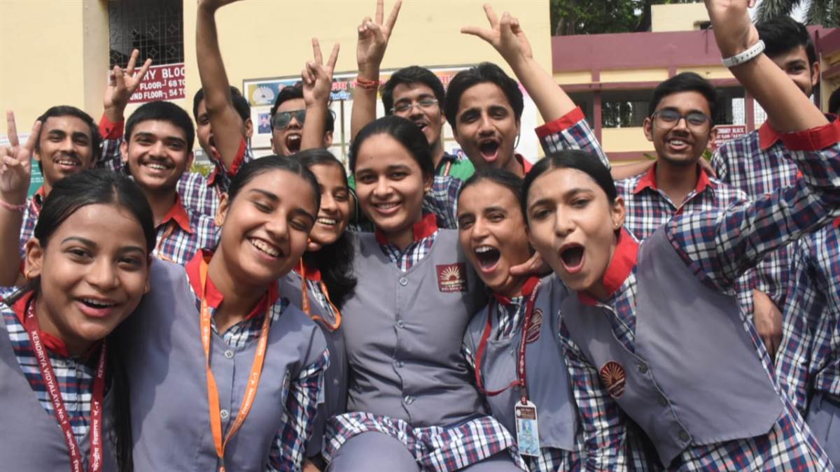 CBSE Class 12th Result 2022: अच्छे मार्क्स आने के बाद खुशी जाहिर करती हुईं छात्राएं। जागरण