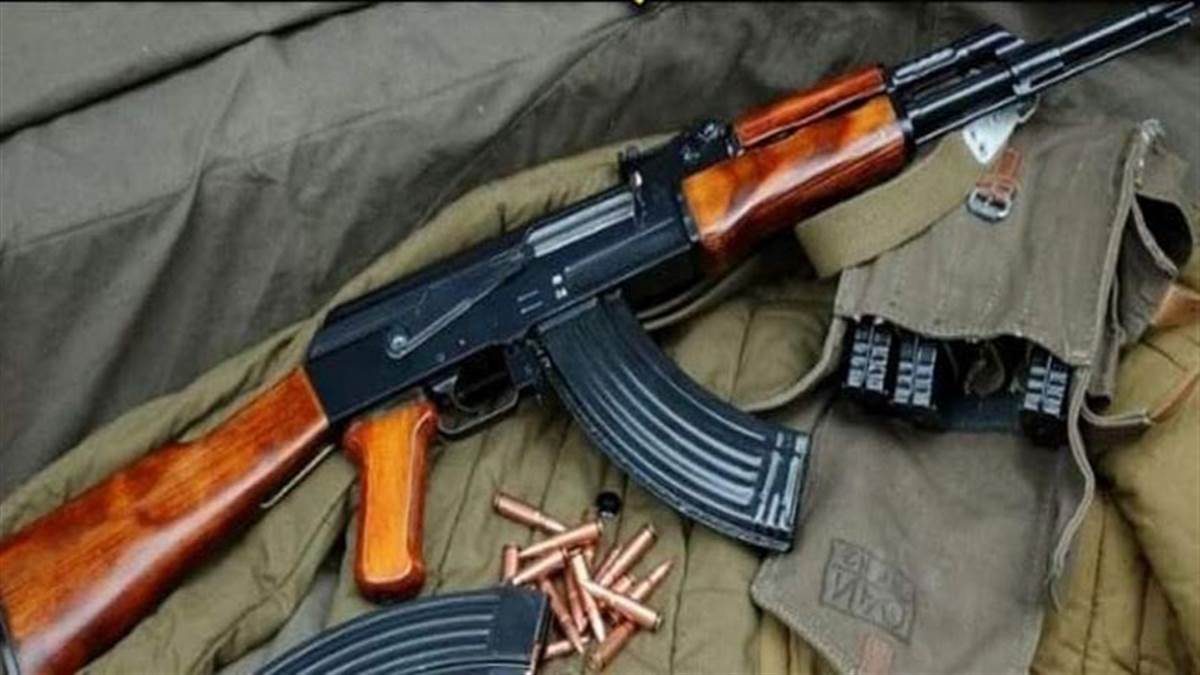 बिहारः एके-47 राइफल के साथ पकड़े गए दो कुख्यात नक्सली, मैगजीन, डेटोनेटर,  कारतूस और वाकी-टाकी बरामद - Two notorious Naxalites caught with AK 47  rifles magazines detonators ...