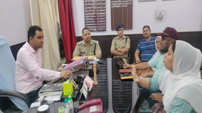 Jumme ki Namaz : स्कूल के निदेशक मेजर कादिर हुसैन, प्रधानाचार्य राणा अल्मास से जानकारी लेते एसडीएम विकासनगर विनोद कुमार