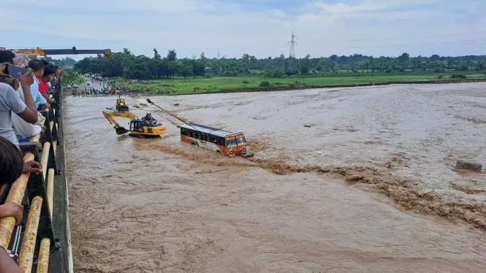 Rain in Uttarakhand: उत्तर प्रदेश परिवहन की सवारियों से भरी बस नदी के बीच फंस गई।