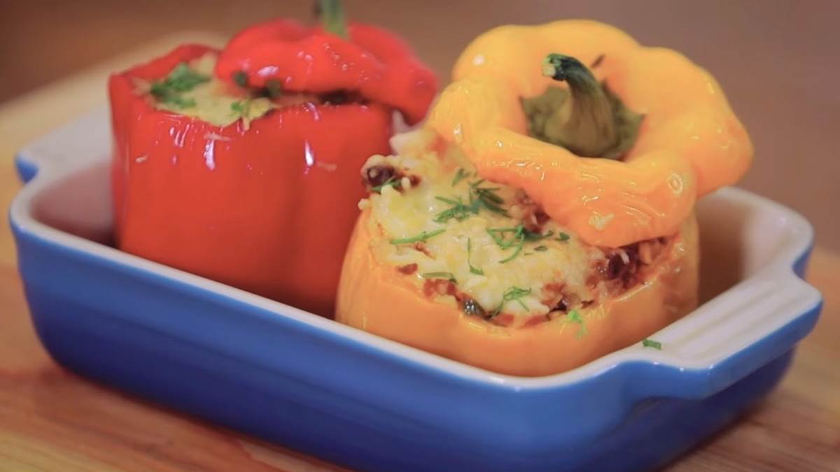 लंच में बनाएं प्रोटीन से भरपूर टेस्टी स्टफ्ड शिमला मिर्च, जो वजन भी