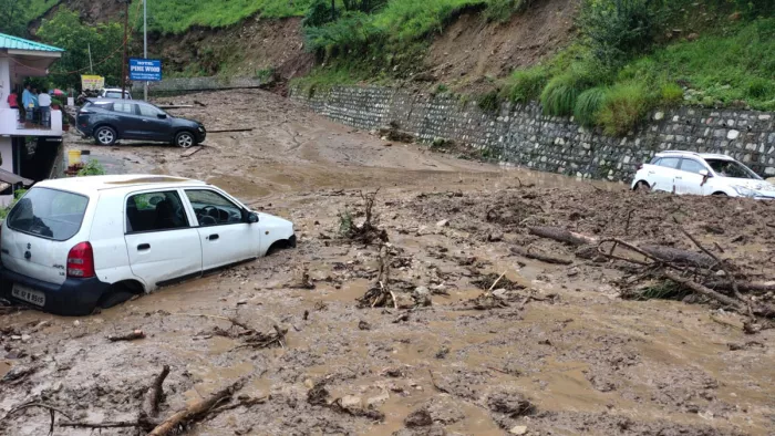 Uttarkashi Cloud Burst: उत्तरकाशी में शुक्रवार की रात को कई स्थानों पर अतिवृष्टि और बादल फटने की घटनाओं से तबाही।