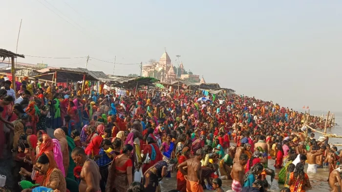 अजगैवीनाथ मंदिर के पास गंगा स्नान करने उमड़ी कांवड़ियों की भीड़। जागरण