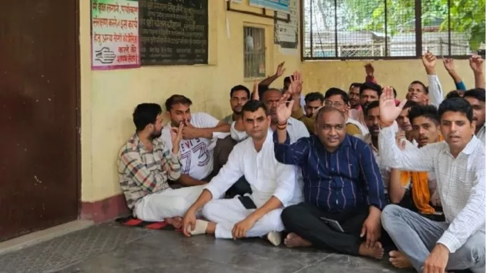 निलंबन का आदेश होने के बाद ही बजरंग दल कार्यकर्ताओं ने धरना समाप्त किया।