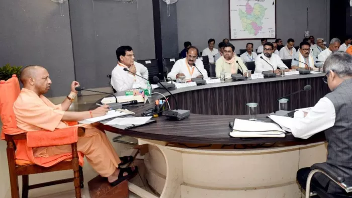 आजमगढ़ में जनप्रतिनिधियों और अधिकारियों संग समीक्षा बैठक करते मुख्यमंत्री योगी आदित्यनाथ।