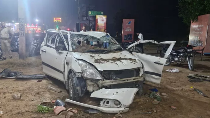 कांवड़ियों द्वारा तोड़फोड़ की गई क्षतिग्रस्त कार।