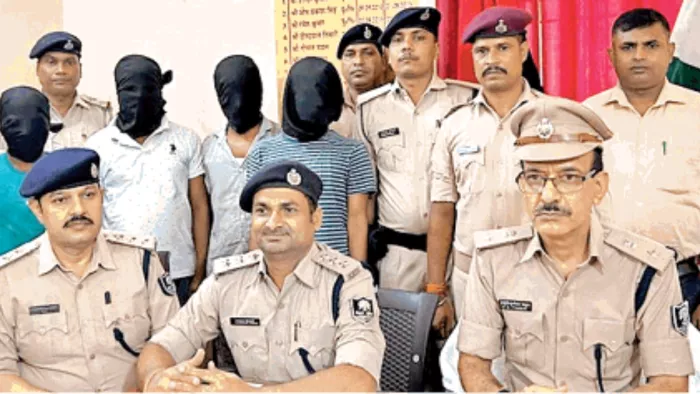 रेल एसपी के पीछे रेल यात्रियों को लूटने की साजिश रचने वाले अपराधी। जागरण
