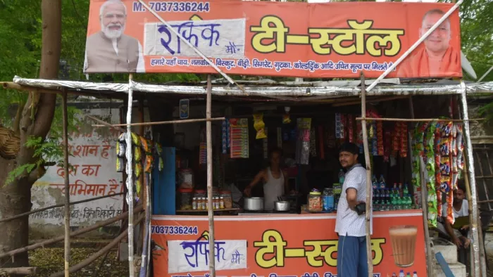 दुकान स्वामी का नाम के बोर्ड के आदेश पर रफीक टी स्टॉल पर अचानक लगाया मोदी योगी का बोर्डआबिद