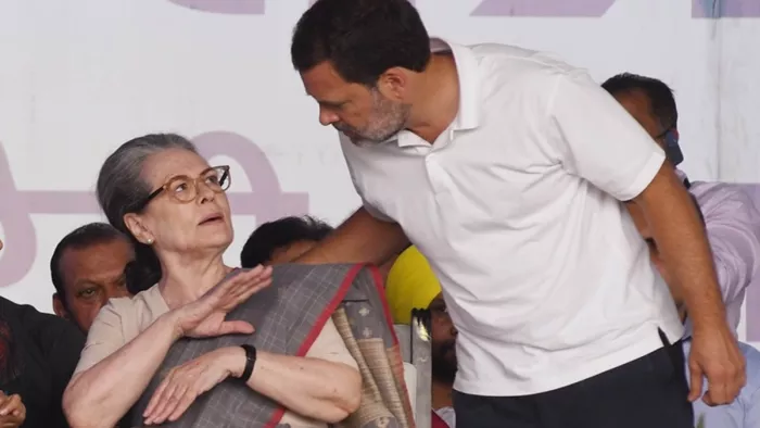 कोर्ट ने सोनिया गांधी और राहुल गांधी से मांगा जवाब।
