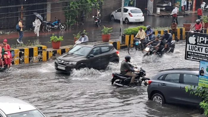 Weather Update: मुजफ्फरनगर में बरसात के बीच जलभराव से गुजरती गाड़ियां।