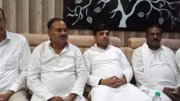 Mainpuri News: मैनपुरी में सपा नेता तेज प्रताप यादव मीडिया से बात करते हुए।