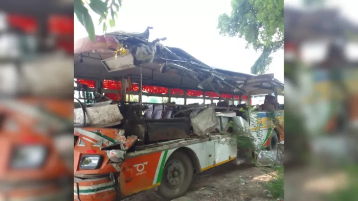 ट्रक से टकराने के बाद रोडवेज बस के उड़े परखच्चे ( जागरण)