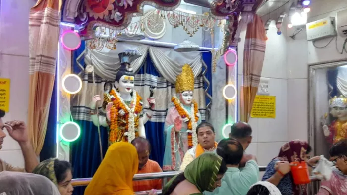 Sawan 2024: सावन माह के पहले सोमवार पर बाबा श्री औघड़नाथ मंदिर में जलाभिषेक करने के लिए पहुंचे भक्त।