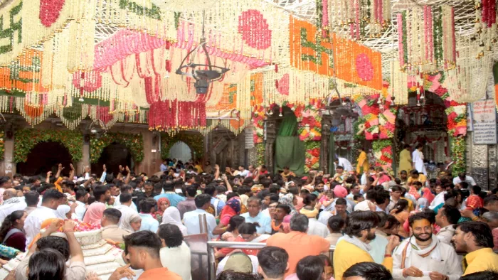 Hariyali Amavasya: ठाकुर बांकेबिहारी मंदिर में दर्शन के लिए उमड़े श्रद्धालु और सजा फूल बंगला।