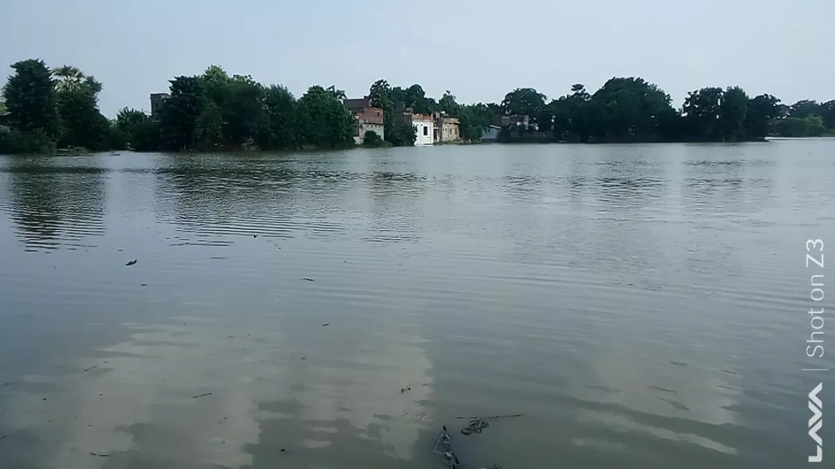 Ballia News: गंगा की उतरती लहरें भी बनी घातक, कटान से नौरंगा में दहशत; जलस्तर कम होने के बाद अभी भी हालात भयावह