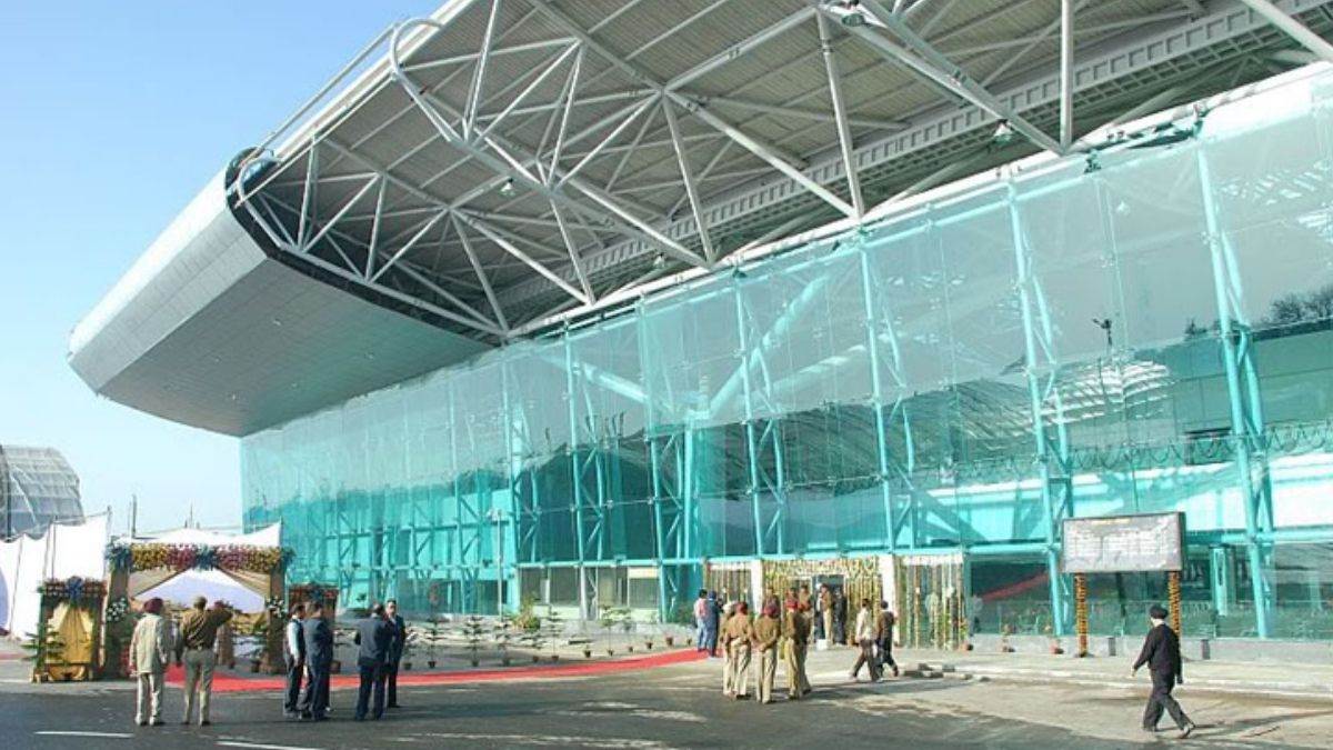 https://www.jagranimages.com/images/newimg/22072025/22_07_2025-airport_1_23990738.jpg
