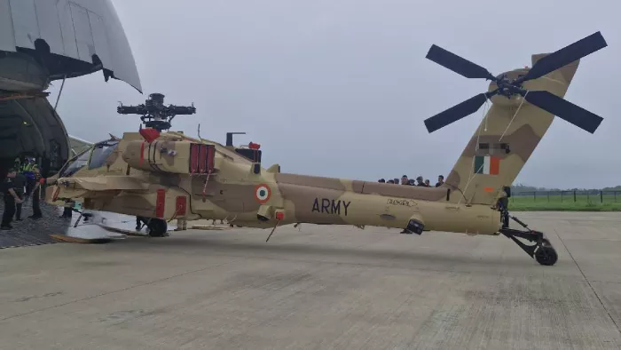 भारत पहुंचे अपाचे हेलीकॉप्टर। फोटो - X/@adgpi