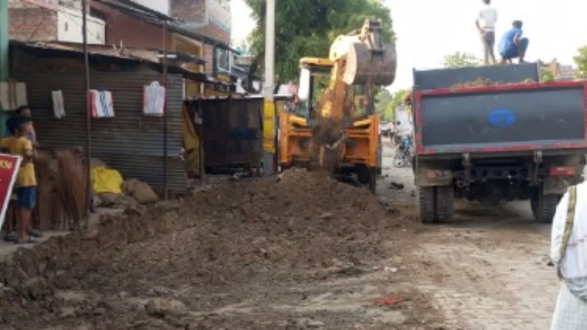 Bulldozer Action: 'हटाओ वरना टूटेगा', अयोध्या-प्रयागराज हाईवे पर बुलडोजर गरजा तो लोग गिड़गिड़ाने लगे