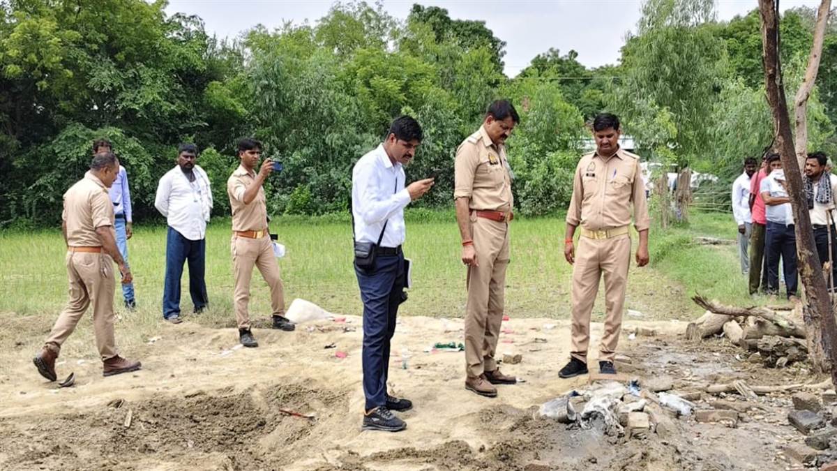 https://www.jagranimages.com/images/newimg/22072025/22_07_2025-explosion_in_unnao_firecracker_storage_23991104.jpg