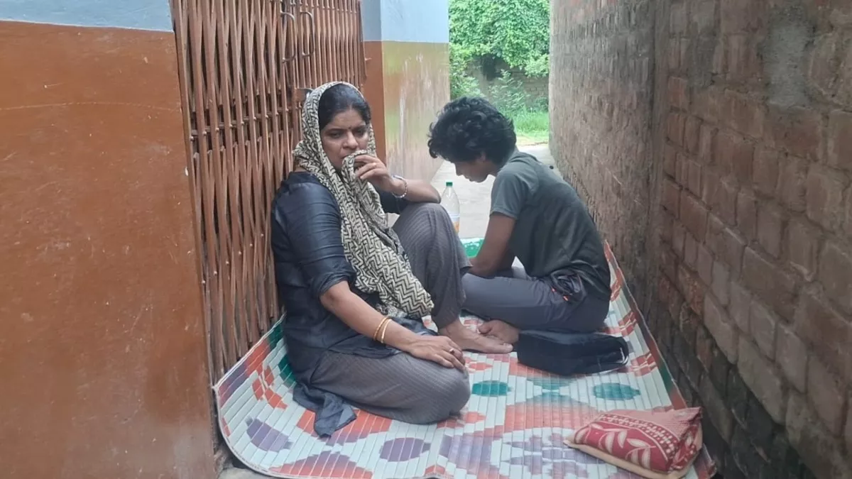 ससुराल वालों को घर में कैद कर धरने पर बैठी बहू, 4 दिनों से चल रहा हाई वोल्टेज ड्रामा