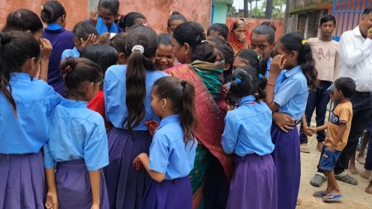 'मैडम जी... मत जाइये', शिक्षिका की विदाई पर भावुक हुई छात्राएं; बोलीं- सबसे अलग था सुशीला मैम का अंदाज