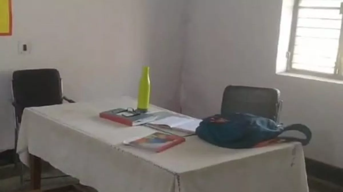 Basti News: मृतक आश्रित कोटे से नौकरी कर रही वरिष्ठ सहायक 25 साल बाद बर्खास्त, पिता की मौत के बाद मिली थी नियुक्ति
