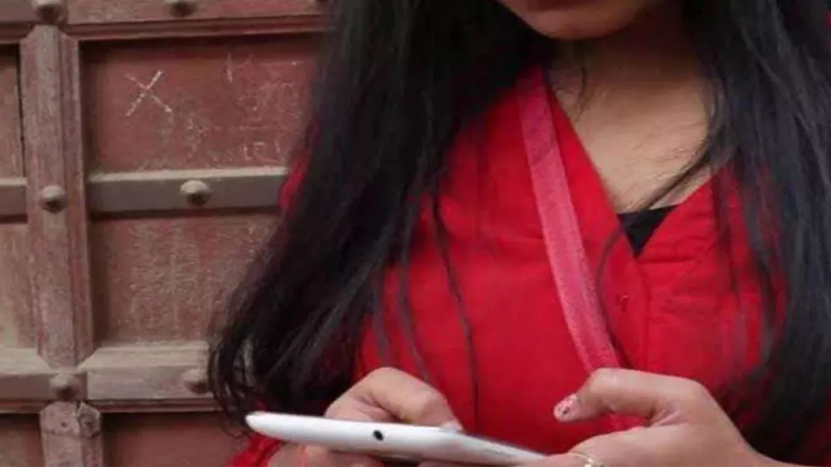 प्रधानाध्यापक की घिनौनी हरकत: बच्चों से लेता था उनकी मम्मी का नंबर, फोन करके करता था परेशान, निलंबित