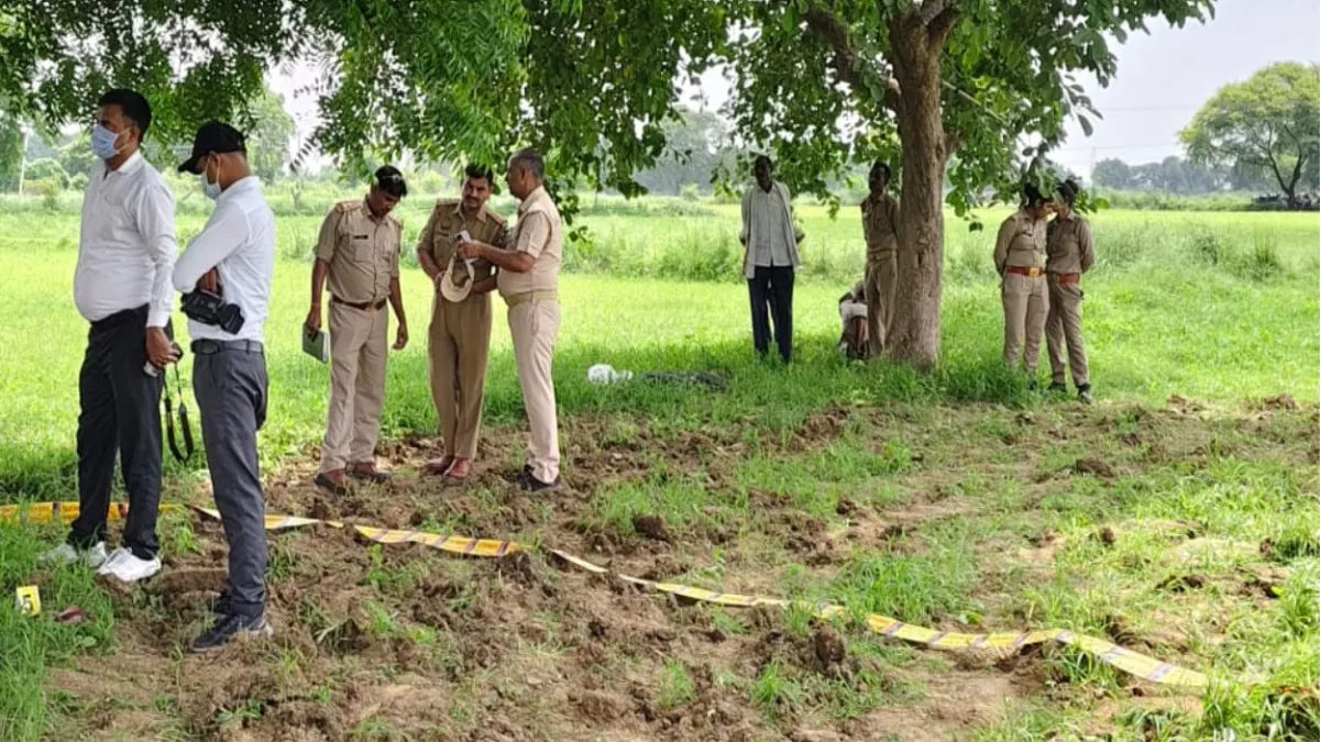 Orai News: खून से लथपथ महिला का शव फंदे से लटका मिला, हालात बता रहे हत्या...पति बोला आत्महत्या की