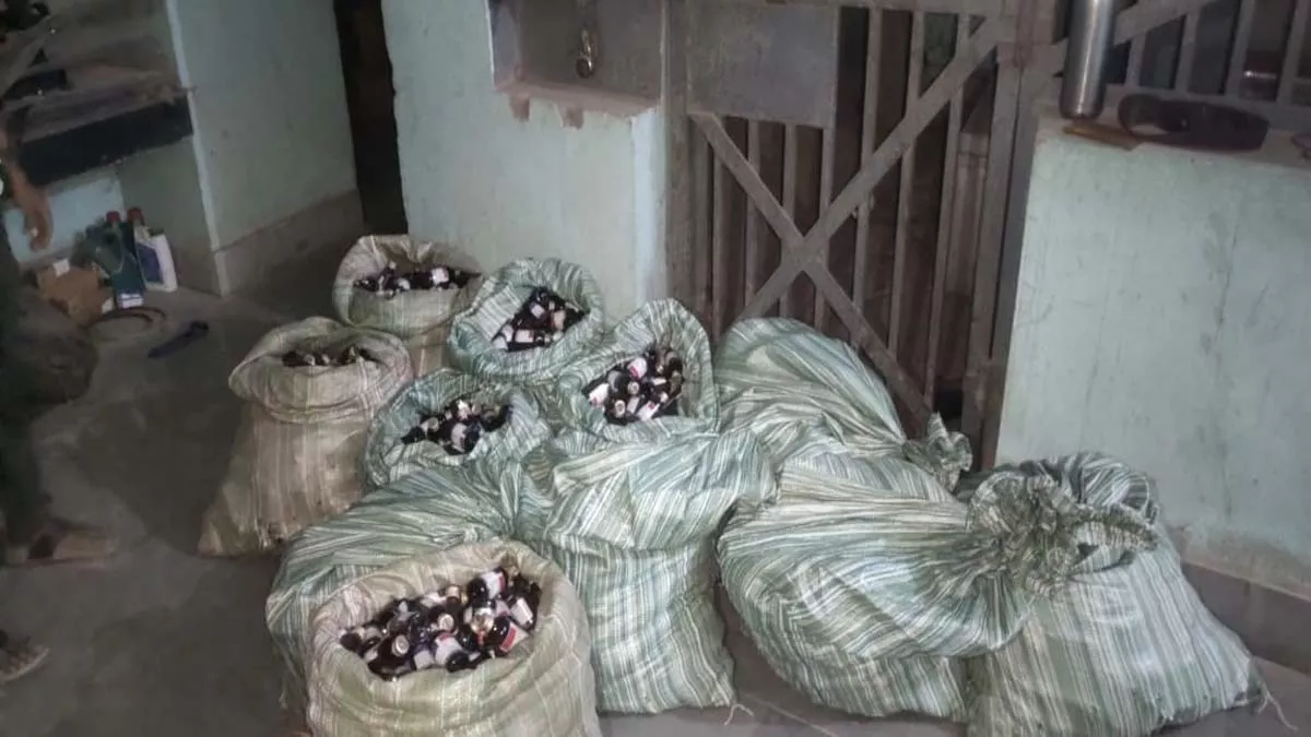 Saharsa News: बिहार के सहरसा में पुलिस टीम पर हमला, 2350 बोतल कोडिन सिरप बरामद, तीन गिरफ्तार