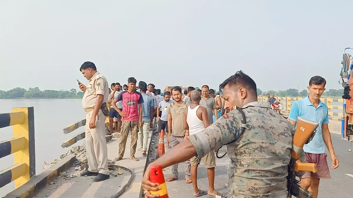 सारण में कन्टेनर की ठोकर से पुल की रेलिंग टूटा, नदी में गिरा पिकअप, एक की मौत