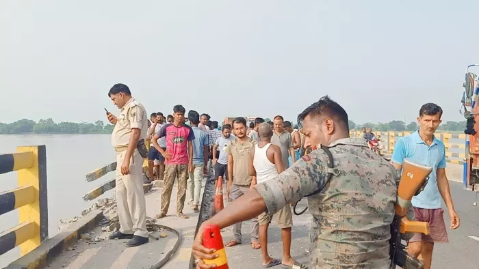 कन्टेनर की ठोकर से पुल की रेलिंग तोड़ा नदी में गिरा पिकअप -एक की मौत
