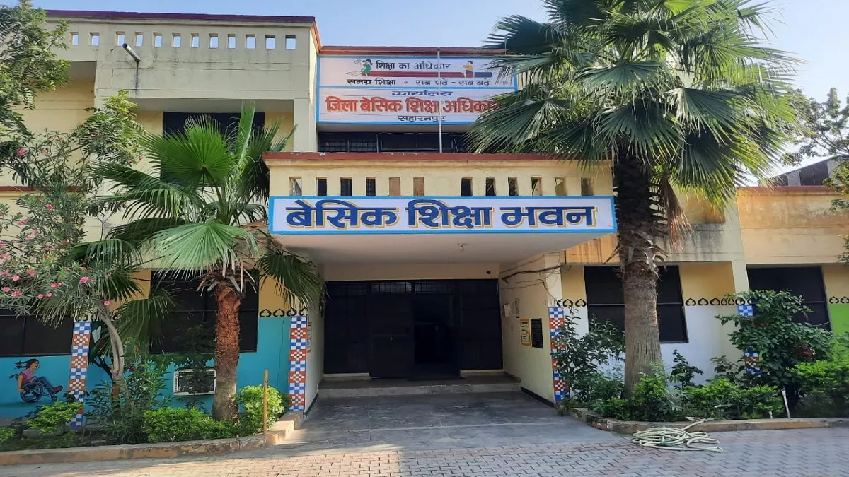 सहारनपुर में हाईवोल्टेज ड्रामा, BSA के कक्ष में BEO ने शर्ट फाड़ी, मेज का शीशा तोड़ा और फिर...