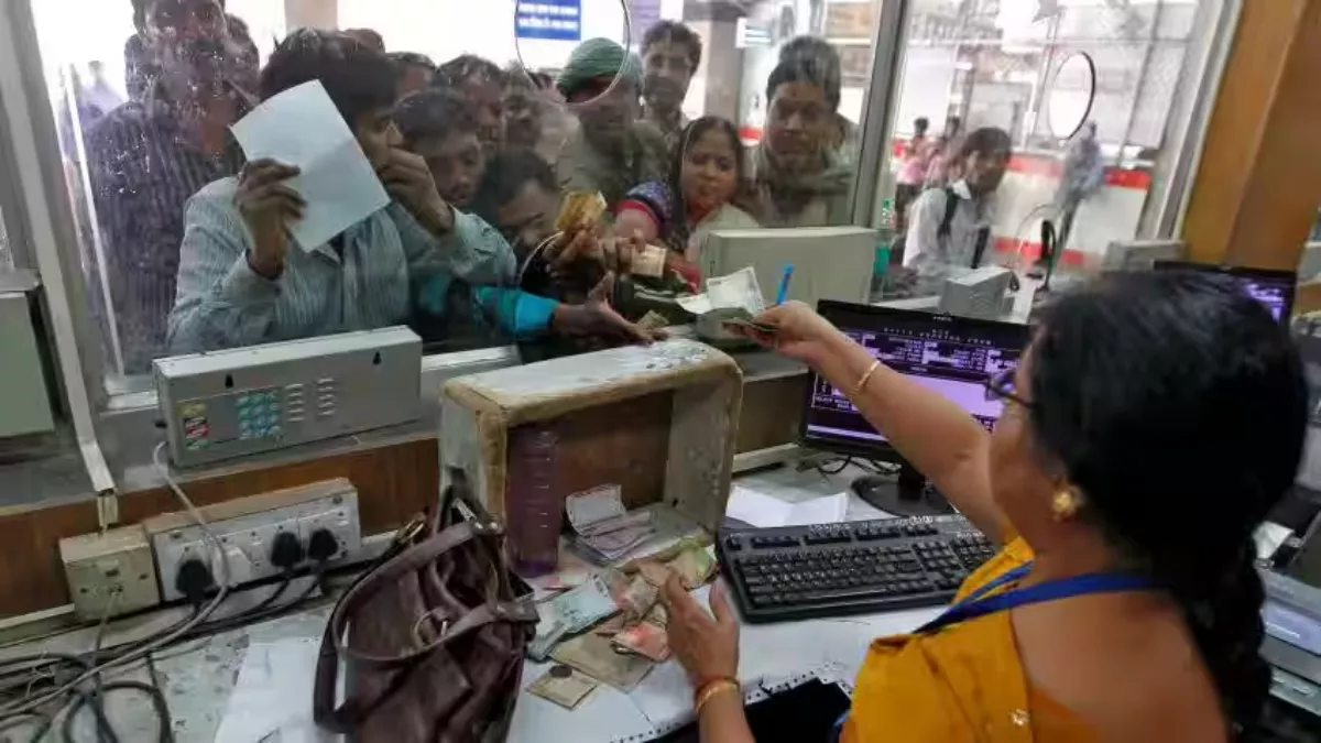 Tatkal Ticket: तत्काल टिकट पाना टेढ़ी खीर, 24 घंटे पहले लाइन में लगने पर भी नहीं मिल रही कंफर्म सीट