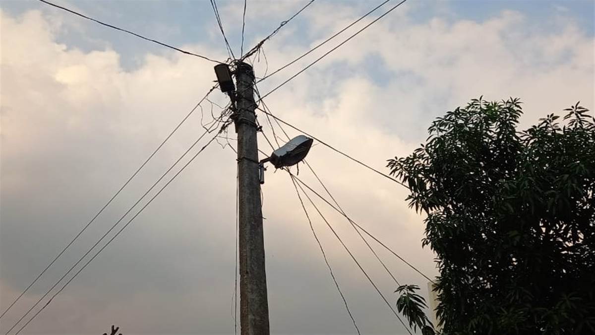 Now street lights will not light during the day, the sensor will control -  Uttar Pradesh Balrampur General News - अब दिन में नहीं जलेंगी स्ट्रीट लाइटें,  सेंसर करेगा कंट्रोल