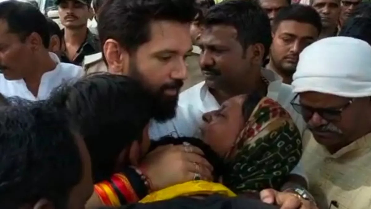 चिराग पासवान से लिपटकर रोया मृत चौकीदार का परिवार, बोले जमुई सांसद- बिहार  में हो रही टारगेट किलिंग - The family of the dead watchman cried after  clinging to Chirag Paswan, Jamui