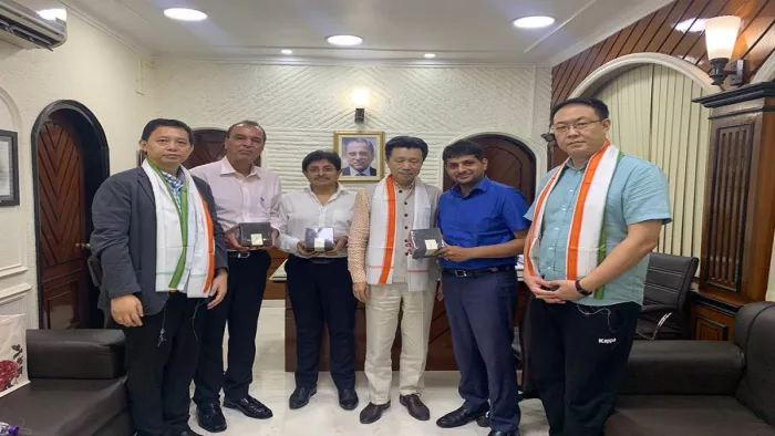 चीनी प्रतिनिधिदल के साथ कैब के अध्यक्ष अभिषेक डालमिया व अन्य पदाधिकारी (फोटो सौजन्य : कैब)